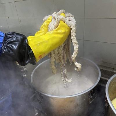 뜨거운 솥에서 곱창을 자숙하는 공정 사진